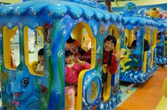 來自深海的陸地之約，兒童游樂設施之海洋軌道小火車